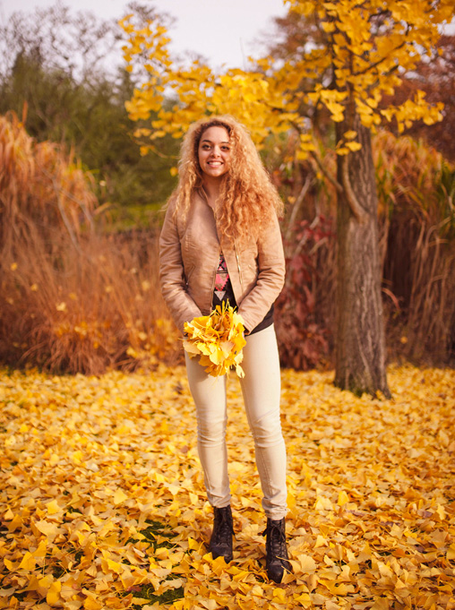 Séance Anna Parc Floral, photo avec feuilles jaunes